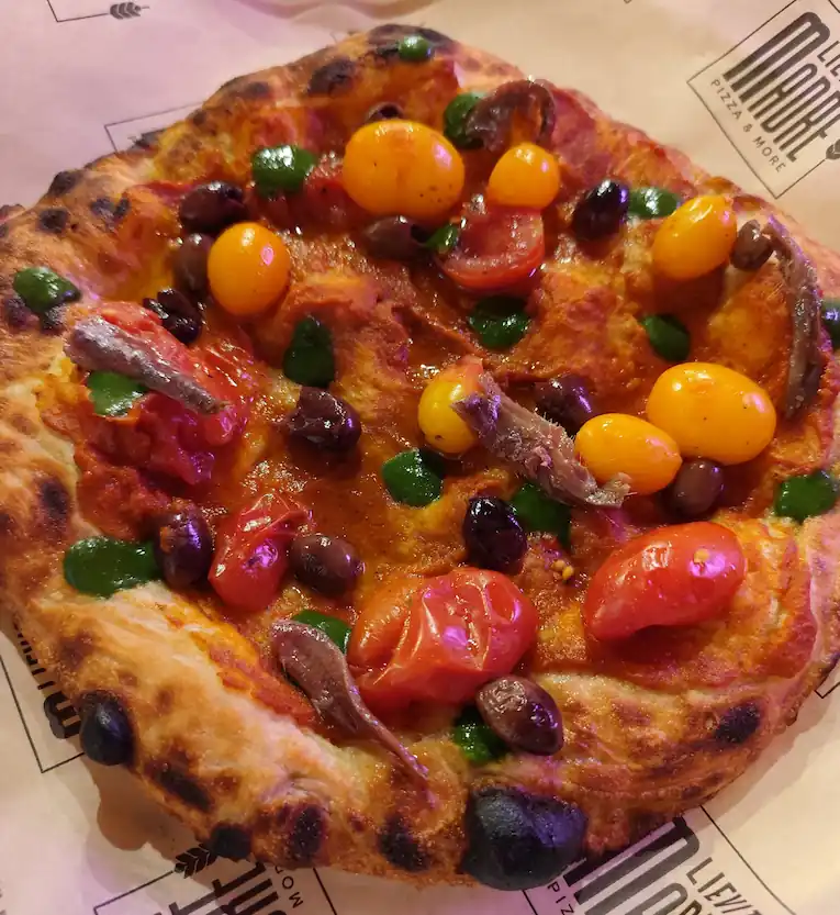 Pizza napoletana tripla cottura con pomodorino gialli e rossi, acciughe prodotta dalla Pizzeria Lievito Madre a Lugano Pregassona, disponile anche pizza a domicilio Viganello